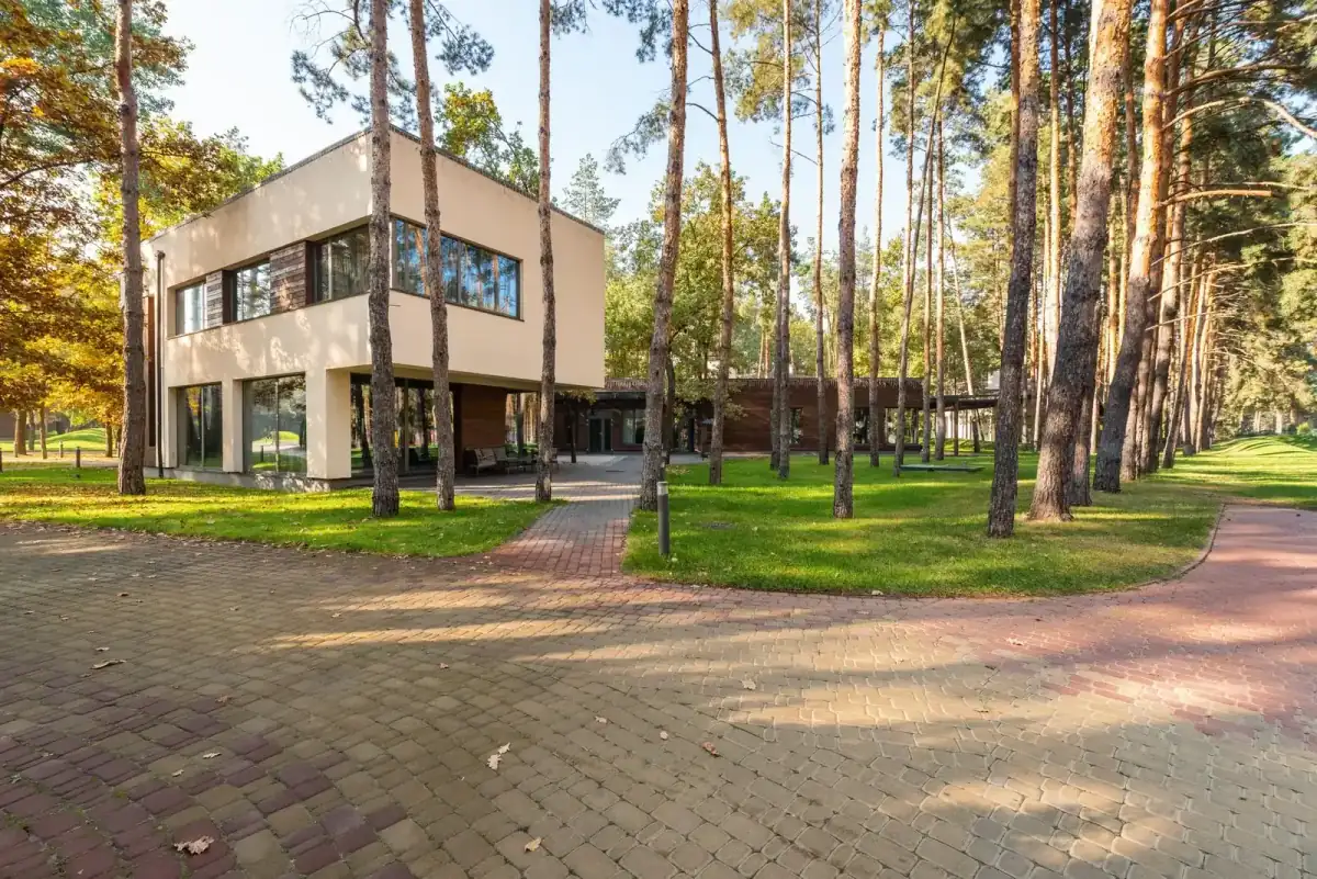 Wooded-lot colonial house in an upscale suburb