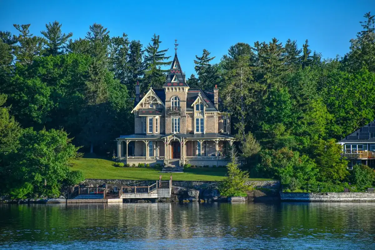 Bayshore victorian house in a waterfront town